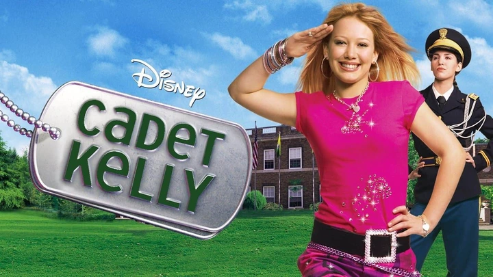 Christy Carlson Romano and Hilary Duff in Cadet Kelly (2002)是一部关于年轻女孩在军事学校成长与挑战的电影。