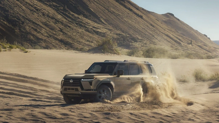 2024款雷克萨斯GX Off Roading in a desert