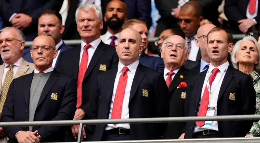 Man Utd secret plot to sack Ten Hag ‘leaked after taking budget Ryanair flight’