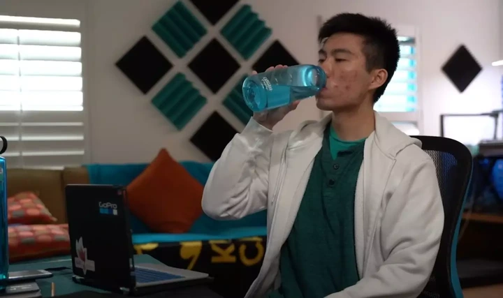 The YouTuber chose to undertake an experiment by drinking three liters of water daily (YouTube/Dreamlet).