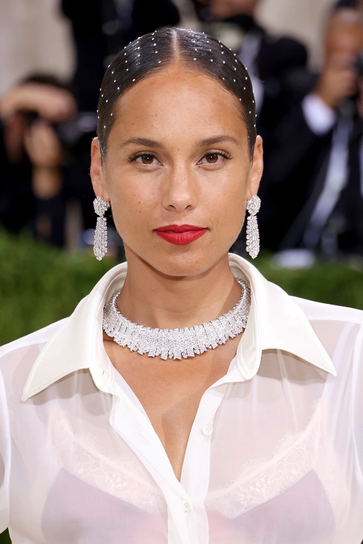 Alicia Keys is an acclaimed singer-songwriter and pianist known for her powerful voice and soulful music.