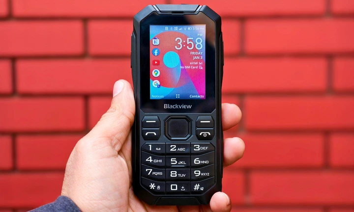 Blackview N1000 Rugged 4G Dumb Feature Phone held in hand.
