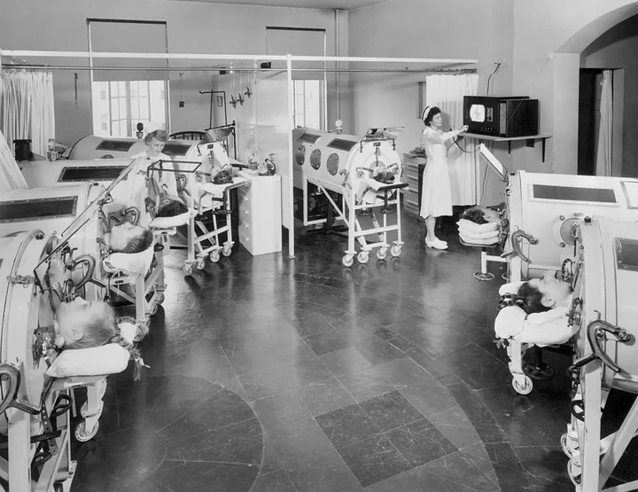 Polio patients receiving treatment in 1948 (Bettmann/Getty Images)
