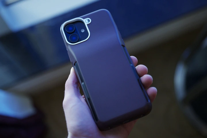 Someone holding an iPhone with a Swippitt Connection case on it.