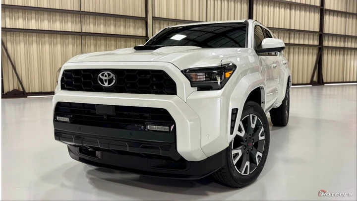 2025 Toyota Motor Corporation 4Runner TRD Sport Premium front 3/4 view