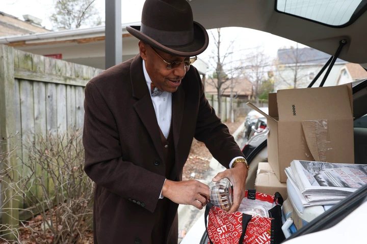 On November 23, 2024, in Chicago, James 40X transfers bean pies from a box into a bag for a delivery in the 5100 block of South Western Avenue. (Photo by John J. Kim/Chicago Tribune)