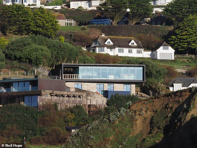 Cate faced accusations from a neighbor who claimed that the construction noise from her five-bedroom eco-friendly house was spoiling family vacations.
