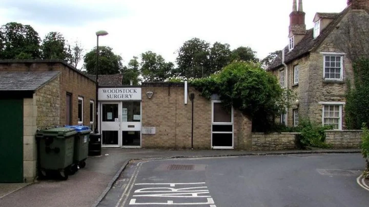 Gur The exterior of Woodstock Surgery, a single-storey building with a flat roof. 