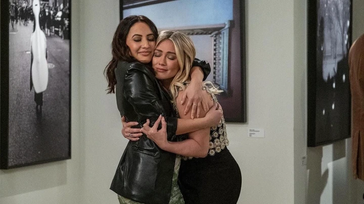 Hilary Duff and Francia Raisa in How I Met Your Father (2022)
